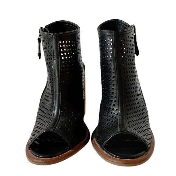 KDB Kelsi Dagger Bootie Mason Black Leather Perforated Block-Heel Sandal Size 7 - Picture 9 of 14